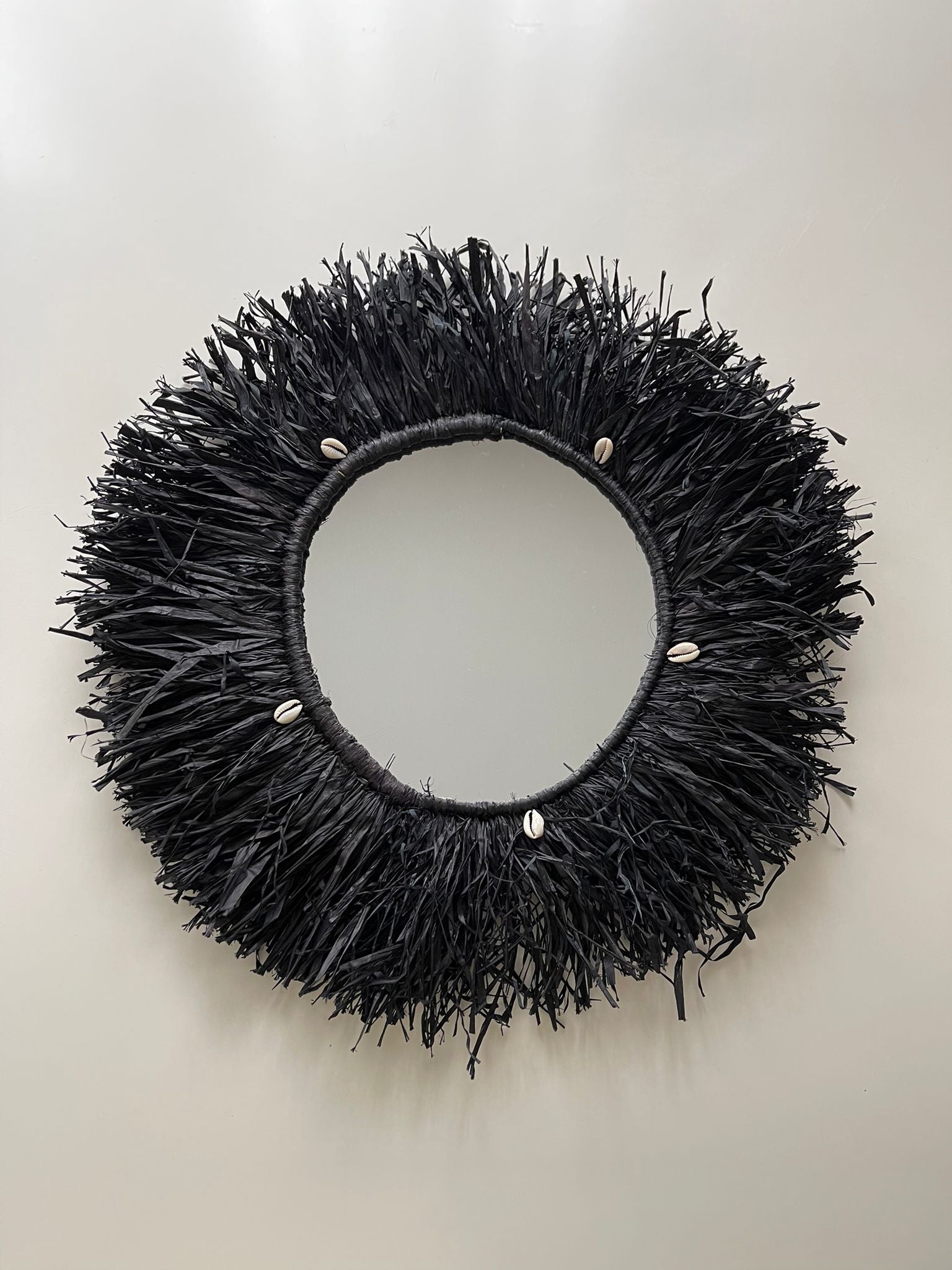 Miroir soleil en raphia noir Madagascar