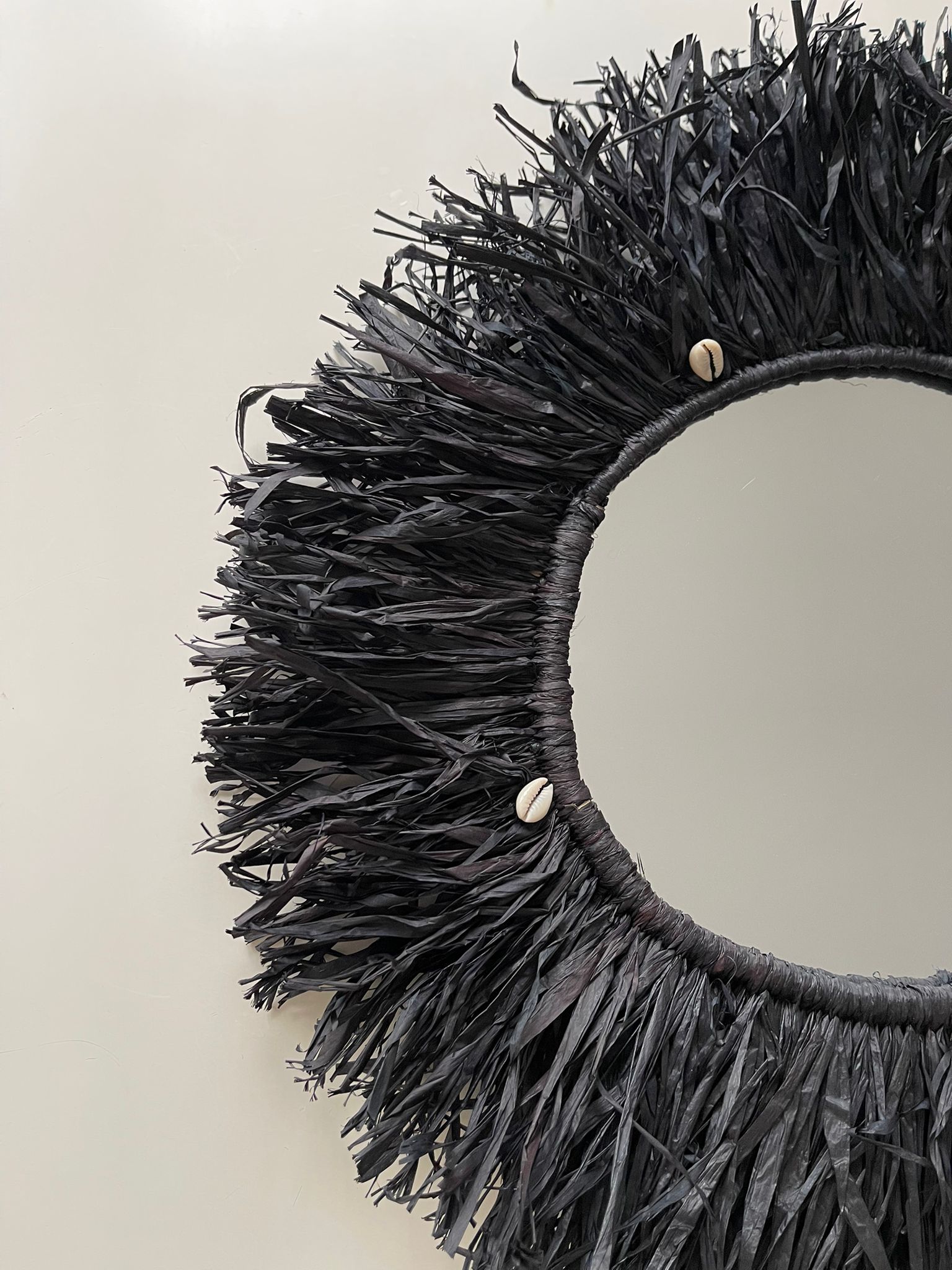 Miroir soleil en raphia noir Madagascar